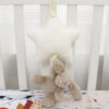 pomysł na prezent dla noworodka lub niemowlaka: prześcieradło 60x120 cm i pozytywka z króliczkiem JellyCat