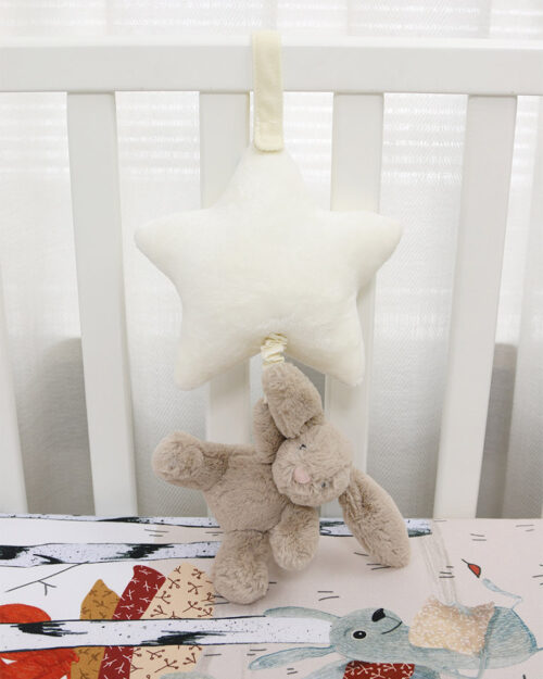 pomysł na prezent dla noworodka lub niemowlaka: prześcieradło 60x120 cm i pozytywka z króliczkiem JellyCat