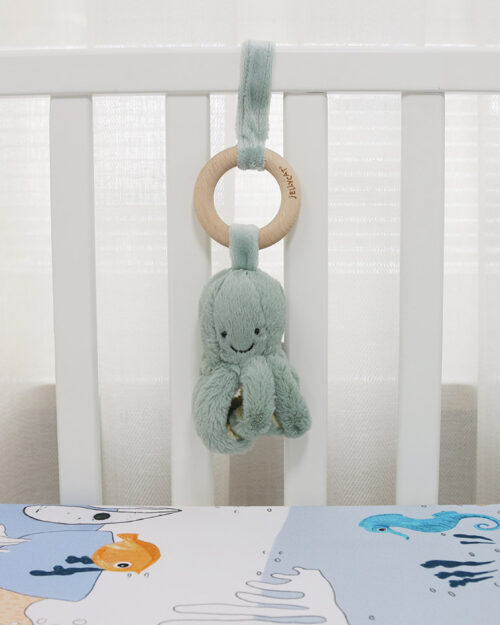 zestaw prezentowy dla niemowlaka: prześcieradło 60x120 cm i zawieszka ośmiornica odyssey JellyCat