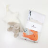 pomysł na prezent dla noworodka: prześcieradło 60x120 cm i pozytywka z króliczkiem JellyCat