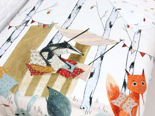 Ilustrowana pościel dziecięca Leśne Kołysanki z motywem brzozowego lasu i leśnymi zwierzakami liskiem, borsukiem, zającami i jeżami