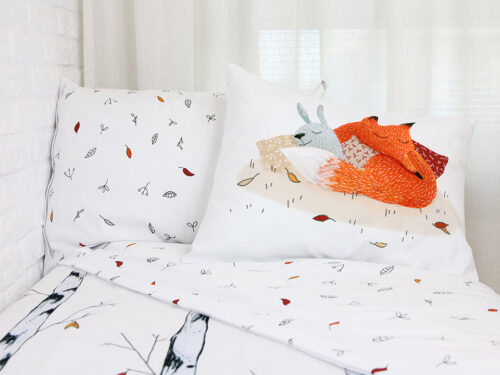 poszewka na poduszkę dziecięcą motyw leśny ze śpiącymi zwieszakami leśnymi lisek i zając